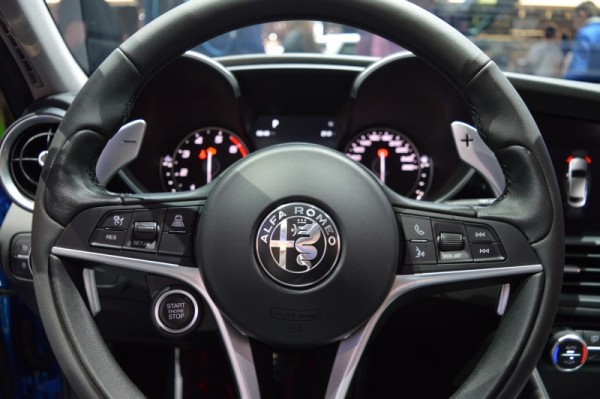Alfa-Romeo-Giulia-steering-wheel-e1487158206174.jpg